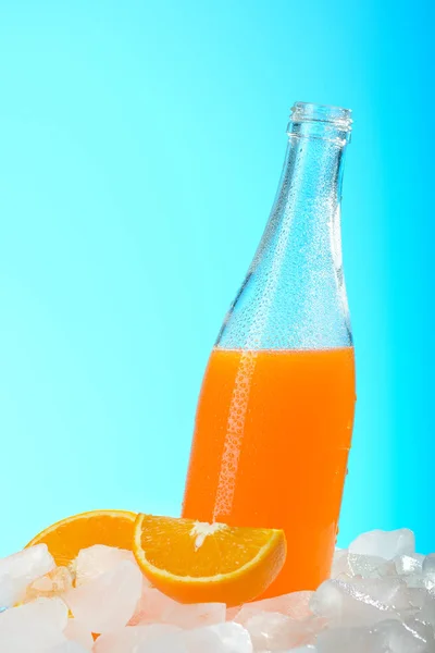 A garrafa de suco de laranja no gelo — Fotografia de Stock