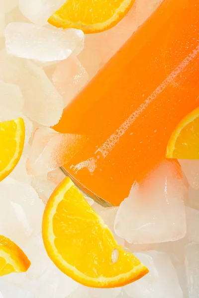 A garrafa de suco de laranja no gelo — Fotografia de Stock