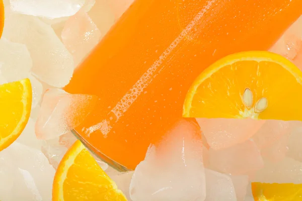 A garrafa de suco de laranja no gelo — Fotografia de Stock