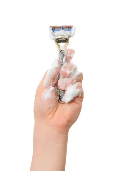 Mão masculina na espuma segura a navalha em um fundo branco — Fotografia de Stock