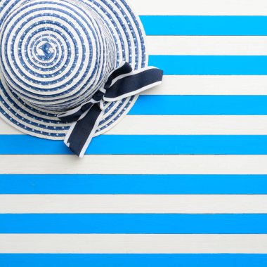 Arka plan mavi ve beyaz çizgili şapka. Üstten Görünüm, düz yatıyordu.