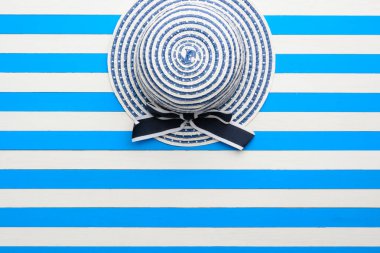 Arka plan mavi ve beyaz çizgili şapka. Üstten Görünüm, düz yatıyordu.