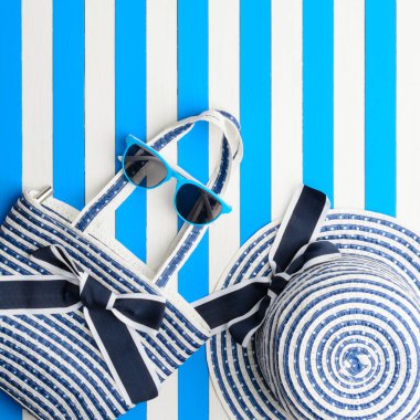 Mavi ve beyaz arka plan üzerinde plaj aksesuarları. Üstten Görünüm, düz yatıyordu.
