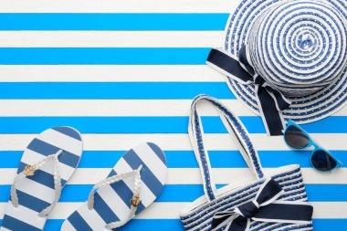 Mavi ve beyaz arka plan üzerinde plaj aksesuarları. Üstten Görünüm, düz yatıyordu.