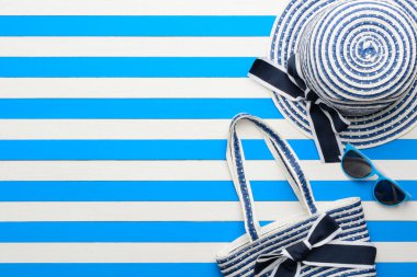 Mavi ve beyaz arka plan üzerinde plaj aksesuarları. Üstten Görünüm, düz yatıyordu.