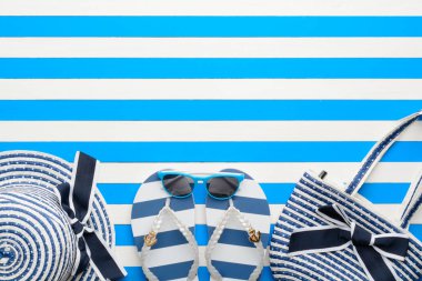 Mavi ve beyaz arka plan üzerinde plaj aksesuarları. Üstten Görünüm, düz yatıyordu.