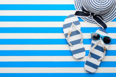 Mavi ve beyaz arka plan üzerinde plaj aksesuarları. Üstten Görünüm, düz yatıyordu.