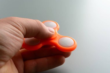 Spinner ile oynayan kişi