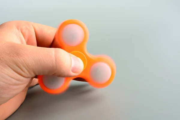 Pessoa brincando com spinner — Fotografia de Stock