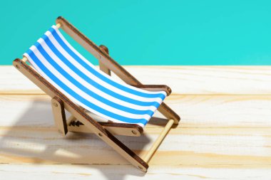 Çizgili plaj sandalyesini ışık