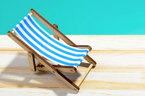 Смугастий пляжний стілець у світлі — стокове фото