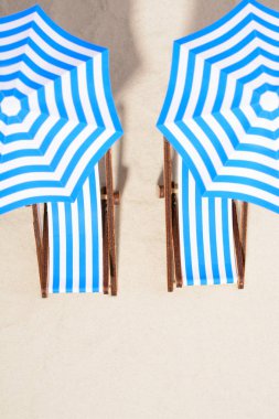 Şemsiye altında plaj mobilya