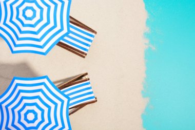 Şemsiye altında plaj mobilya