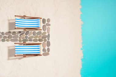 Sandalye ve taş yol