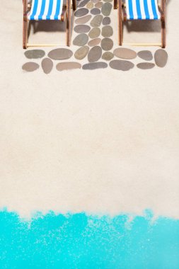 Sandalye ve taş yol