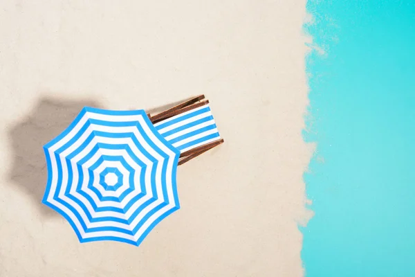 Cadeira de praia e guarda-chuva — Fotografia de Stock