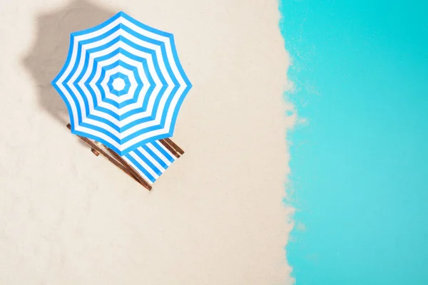 Cadeira de praia e guarda-chuva — Fotografia de Stock