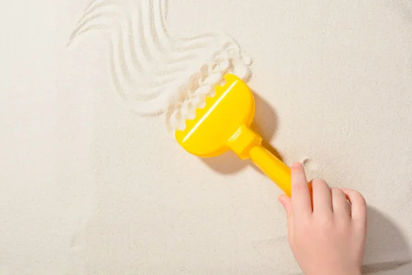 Crop kid playing in sandbox — Stock Photo, Image