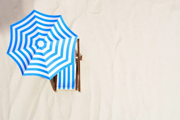 Cadeira de praia e guarda-chuva — Fotografia de Stock