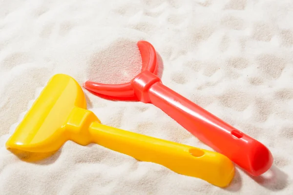 Песочница игрушки на песке — стоковое фото