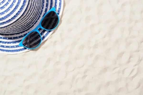 Pohled shora z klobouku na písku s a modré sluneční brýle — Stock fotografie