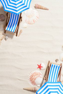 Hamaklar ve şemsiye ile kompozisyon