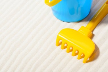 Kum üzerinde komisyon ile kova