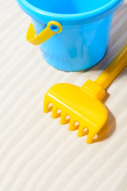 Kum üzerinde komisyon ile kova