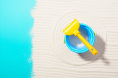 Kum üzerinde komisyon ile kova