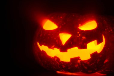 Parlayan oyulmuş kabak siste yüzeyinde yalan oluşan