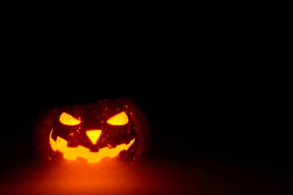 Calabaza tallada brillante compuesta que miente en la superficie en la niebla —  Fotos de Stock