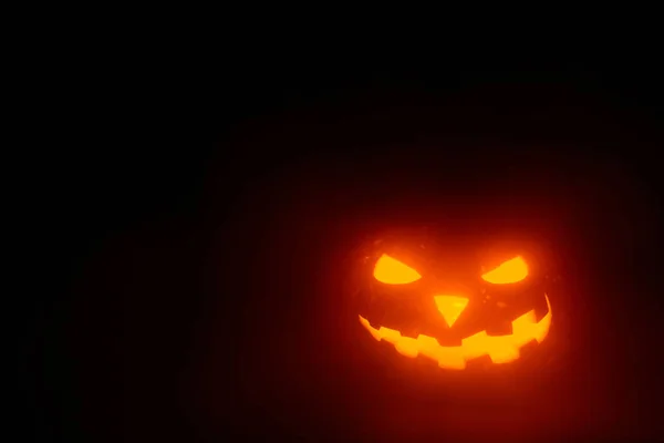 Calabaza tallada brillante compuesta que miente en la superficie en la niebla —  Fotos de Stock