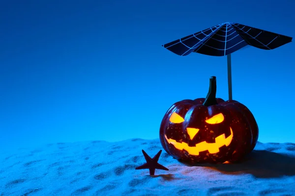 Zucca raccapricciante sulla spiaggia di sabbia — Foto Stock