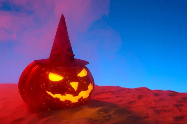 Skrämmande Halloween pumpa på sand — Stockfoto