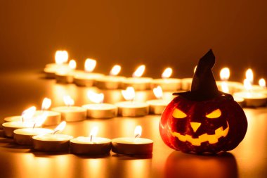 Kabak şapka Cadılar Bayramı fener ile