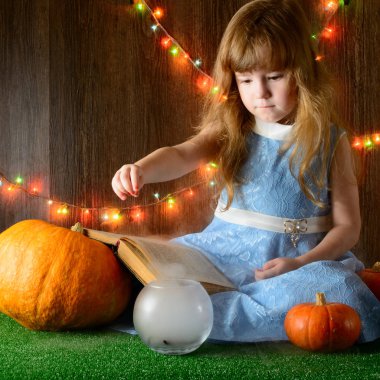 Kız koyarak Cadılar Bayramı oyuncak örümcek kasenin içine