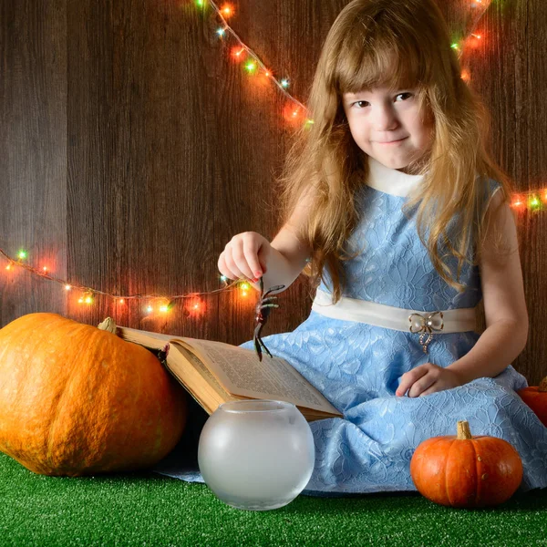 Kız koyarak Cadılar Bayramı oyuncak örümcek kasenin içine