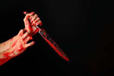 Elinde kanlı bıçakla kadın eli kan
