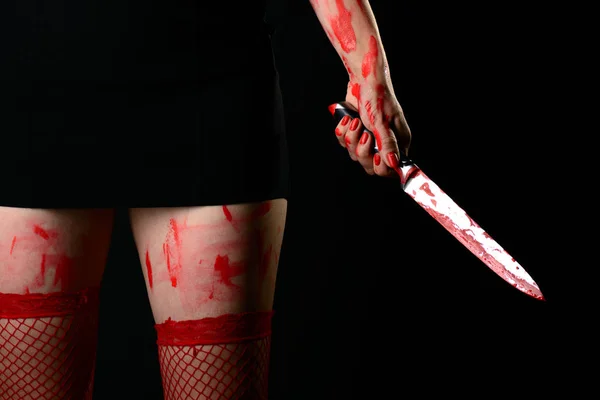Mulher usando meias vermelhas segurando faca sangrenta — Fotografia de Stock