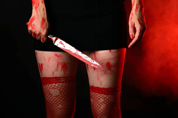 Elinde kanlı bıçakla duran kadın