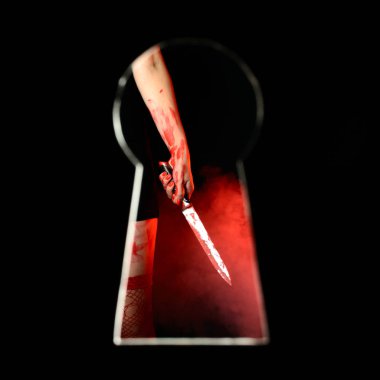 Anahtar deliği görülen bıçakla yüzden kadın