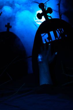 Ölü el karşı gece mezar taşı