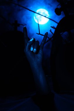 Mezar taşları ve dolunay siste arka planda 