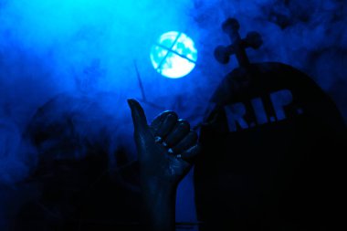 Ölü el başparmak karşı ilan vererek