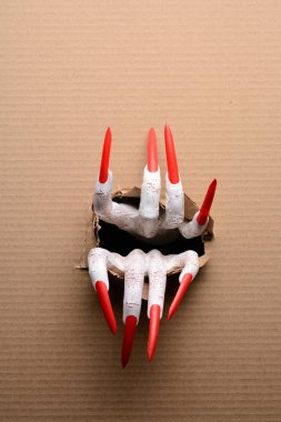 Karton keskin pençeleri ile aracılığıyla yırtılma vampir