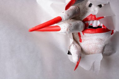 Vampir keskin pençeleri ile kağıt üzerinden yırtılma