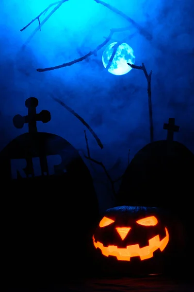 Strašidelné Halloween dýně na pozadí náhrobků a úplněk v mlze — Stock fotografie