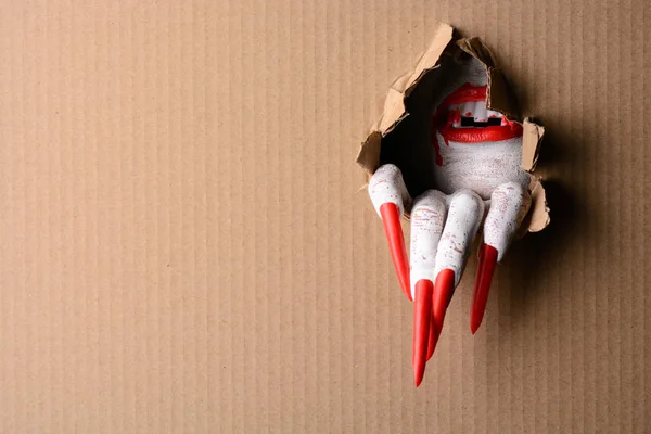 Karton keskin pençeleri ile aracılığıyla yırtılma vampir