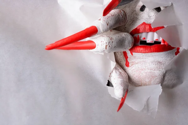 Vampir keskin pençeleri ile kağıt üzerinden yırtılma