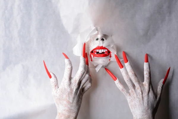 Assustador vampiro halloween rasgando através de papel — Fotografia de Stock